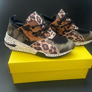 Womens sz9 camouflage sneakers